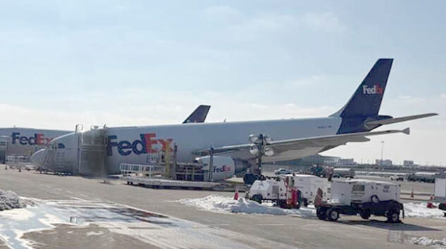 FedEx kargo uçağının ön dikmesi çöktü
