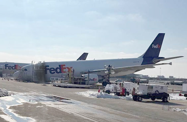 FedEx kargo uçağının ön dikmesi çöktü