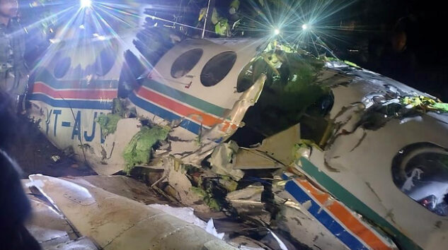 Hindistan’da ambulans uçak düştü; 7 kişi hayatını kaybetti