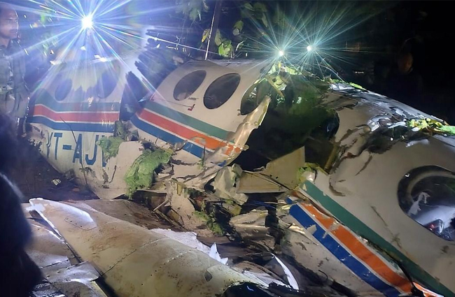 Hindistan’da ambulans uçak düştü; 7 kişi hayatını kaybetti