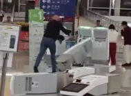 Honkong Havalimanı’nda yolcu ortalığı karıştırdı