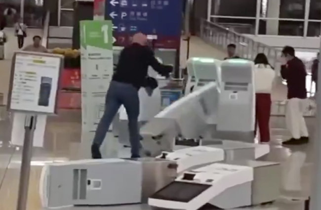 Honkong Havalimanı’nda yolcu ortalığı karıştırdı