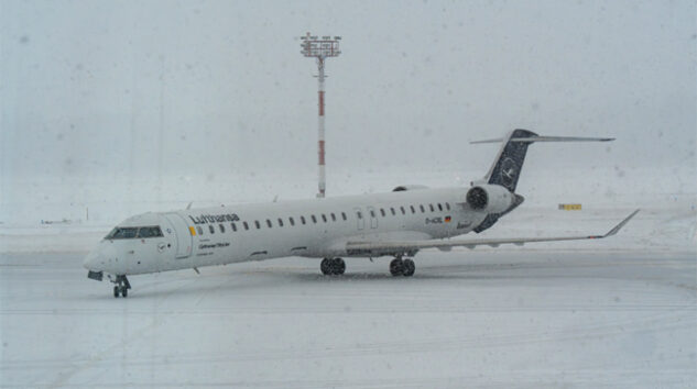 600 yolcu gece boyunca uçakta bekledi