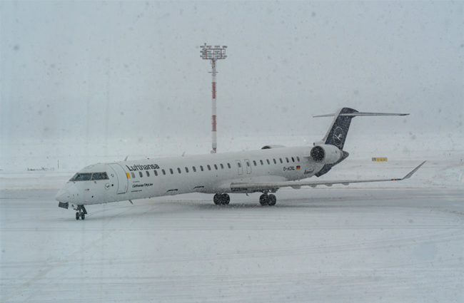 600 yolcu gece boyunca uçakta bekledi