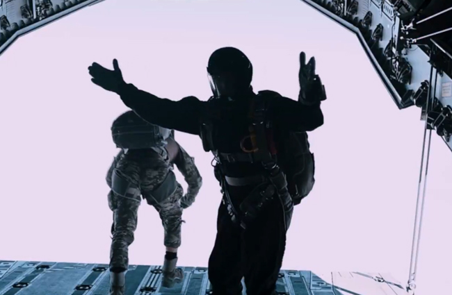 MSB A400M uçağından atlayan parşütçüleri paylaştı