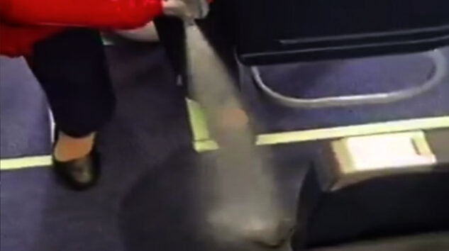 Ryanair uçağında yolcunun telefonu patladı