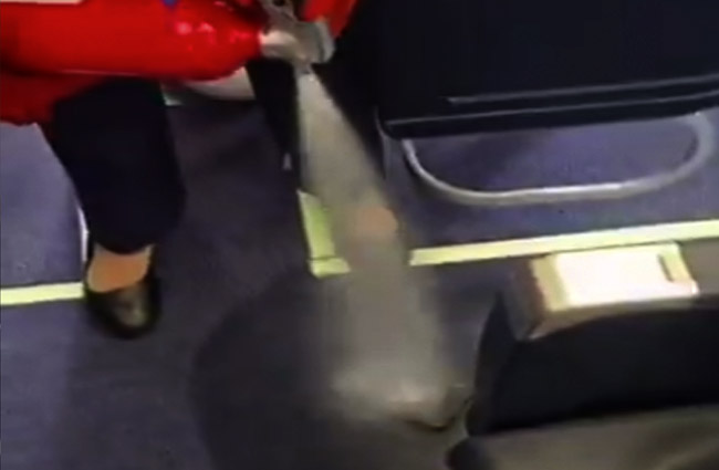 Ryanair uçağında yolcunun telefonu patladı