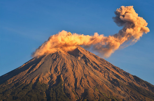 Semaru Yanardağı üst üste 5 kez patladı