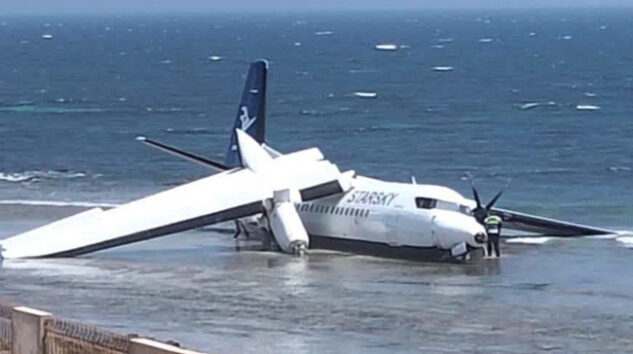 Somali’de Fokker 50 kalkışta denize düştü
