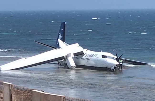 Somali’de Fokker 50 kalkışta denize düştü