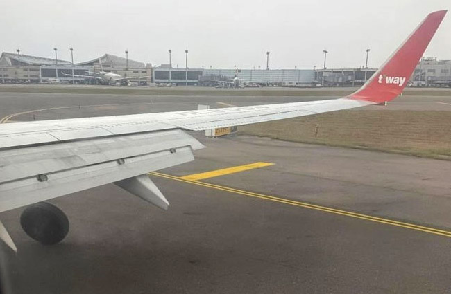 T’way Air aitB737-800 inişte takım lastiği kayboldu