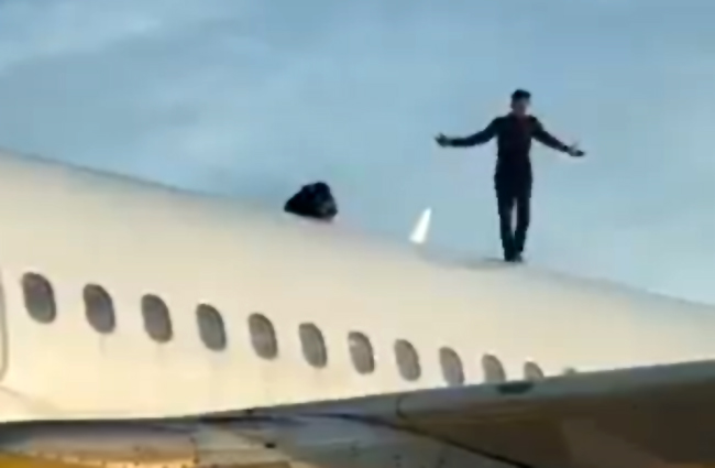 Valencia Havalimanı’nda yolcu A320’nin üzerine çıktı