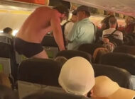 Uçakta soyunup aprona atladı