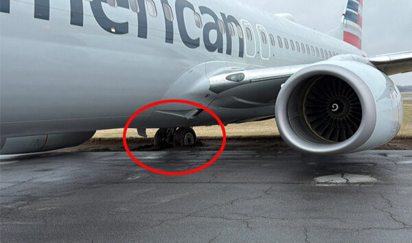 AA uçağı inişte toprağa saplandı