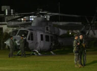 ABD Donanması’nın Bell UH-1Y’i beyzbol sahasına indi