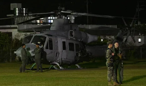 ABD Donanması’nın Bell UH-1Y’i beyzbol sahasına indi