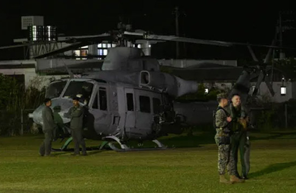 ABD Donanması’nın Bell UH-1Y’i beyzbol sahasına indi