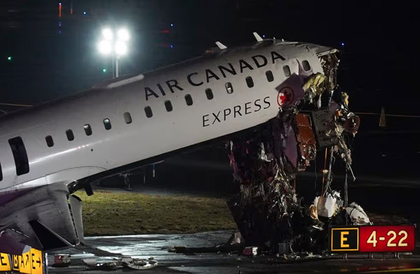 La Guardia’da CRJ-900 itfaiye aracına çarptı