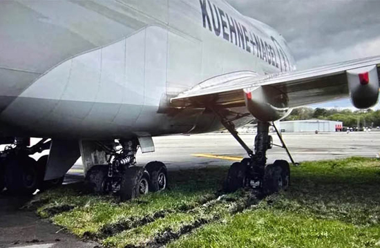 Atlas Air’in B747-8F uçağı Birmingham’da çim alana çıktı