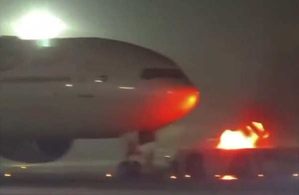 Delhi Indira Gandhi havalimanındaki yangın korkuttu