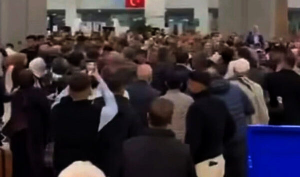 Gaziantep Havalimanı’nın da Ümre yolcuları kavga etti