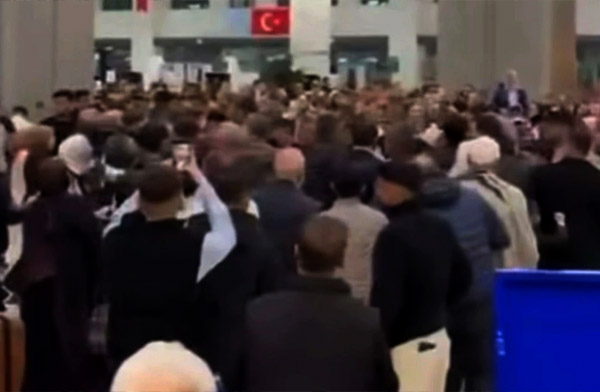 Gaziantep Havalimanı’nın da Ümre yolcuları kavga etti