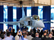Embraer Brezilya’da ilk Gripen E savaş uçağını tanıttı