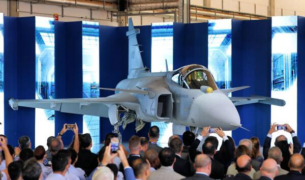 Embraer Brezilya’da ilk Gripen E savaş uçağını tanıttı