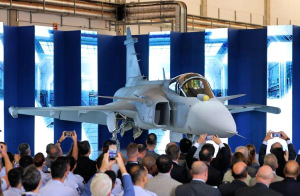 Embraer Brezilya’da ilk Gripen E savaş uçağını tanıttı