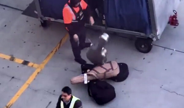 Los Angles Havalimanı’nda skandal görüntüler