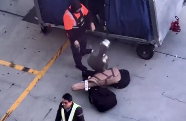 Los Angles Havalimanı’nda skandal görüntüler