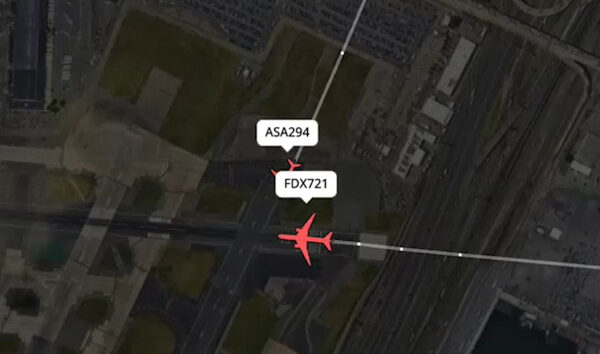 ABD Newark Havalimanı’nda iki uçak çarpışıyordu