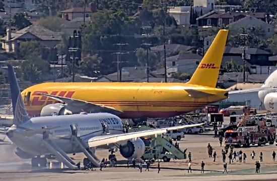 United uçağı  acil indi, yolcular slidelar ile tahliye edildi