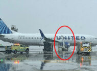 United uçağı B737-800 buz çözme aracına çarptı