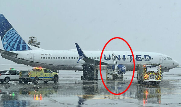 United uçağı B737-800 buz çözme aracına çarptı