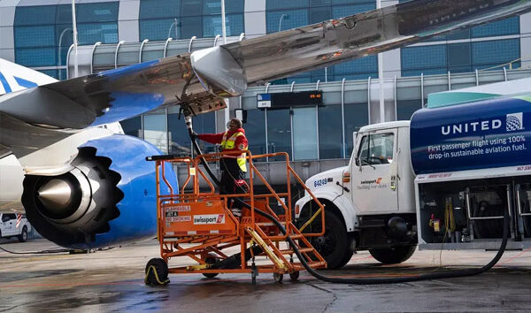 United Airlines yakıt nedeniyle uçularını azıltıyor