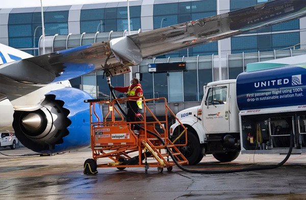 United Airlines yakıt nedeniyle uçularını azıltıyor