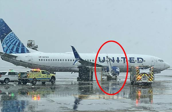 United uçağı B737-800 buz çözme aracına çarptı