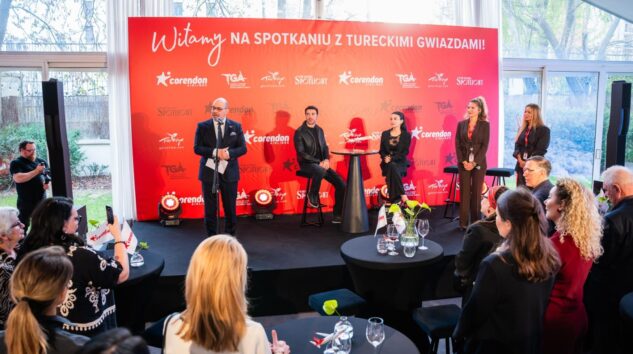 Corendon Özge Yağız ve Yusuf Çim’i Varşova’da hayranlarıyla buluşturdu