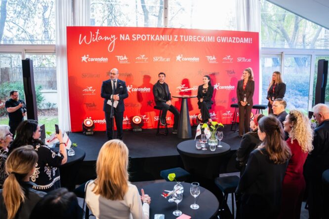 Corendon Özge Yağız ve Yusuf Çim’i Varşova’da hayranlarıyla buluşturdu