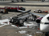 B737-800 uçağına yer hizmetleri aracı çarptı