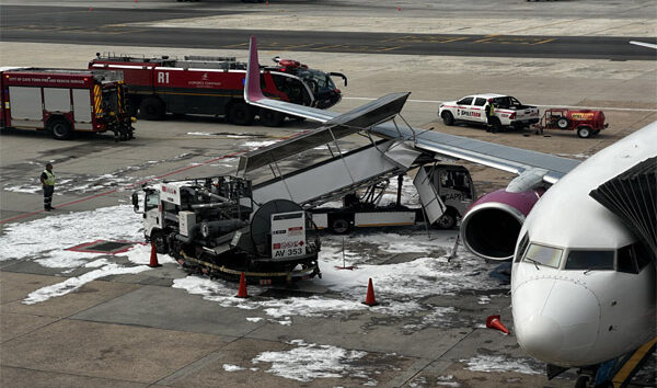 B737-800 uçağına yer hizmetleri aracı çarptı