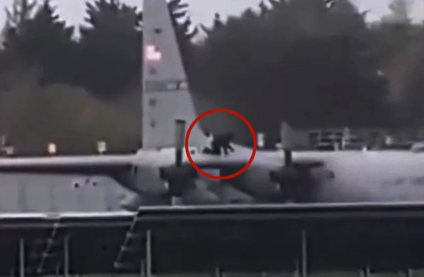 İrlanda’da ABD’ye ait C-130 uçağına baltalı saldırı