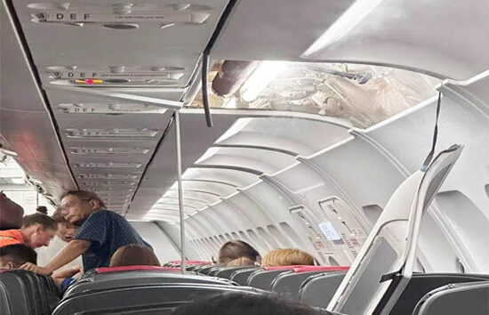 A320 uçağının kabin paneli yerinden çıktı