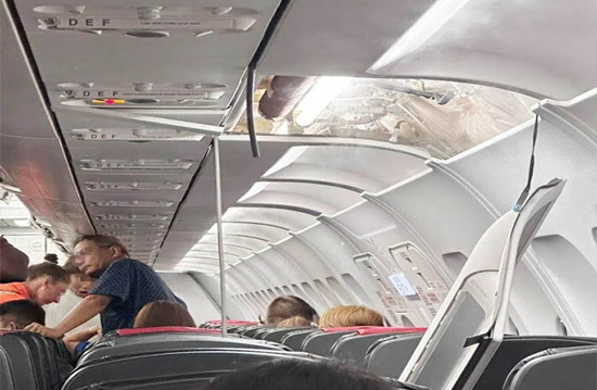 A320 uçağının kabin paneli yerinden çıktı