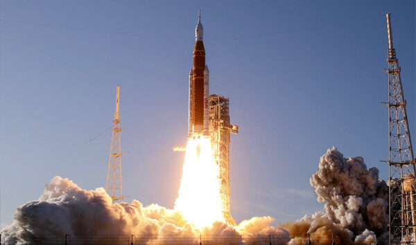 NASA 50 yıl sonra insanlı Ay görevine başladı