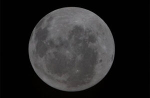 Artemis II Ay’ın tarihi fotoğrafını görüntüledi