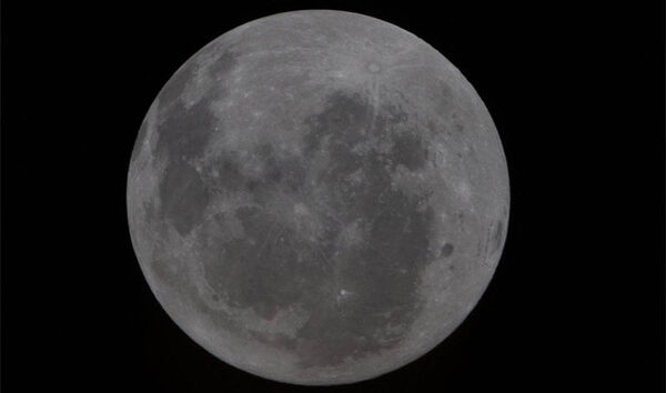 Artemis II Ay’ın tarihi fotoğrafını görüntüledi