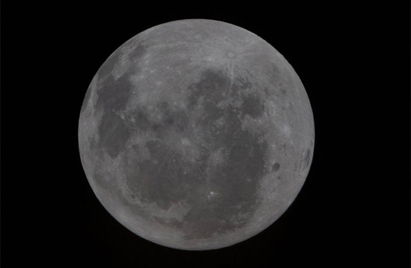 Artemis II Ay’ın tarihi fotoğrafını görüntüledi