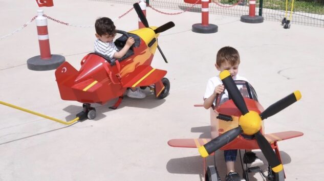 Havacı çocuklar hem yarışıyor hem uçuyor